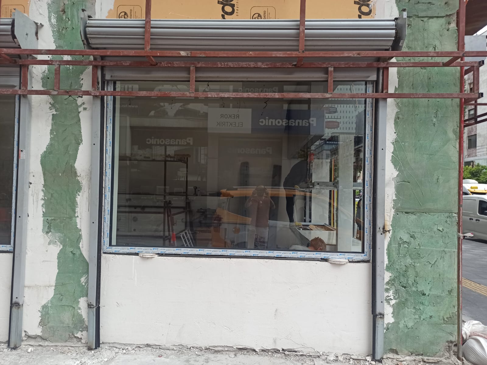 Mağaza Dış Cephe Al&uuml;minyum Doğrama Montajı - G&ouml;rsel 4